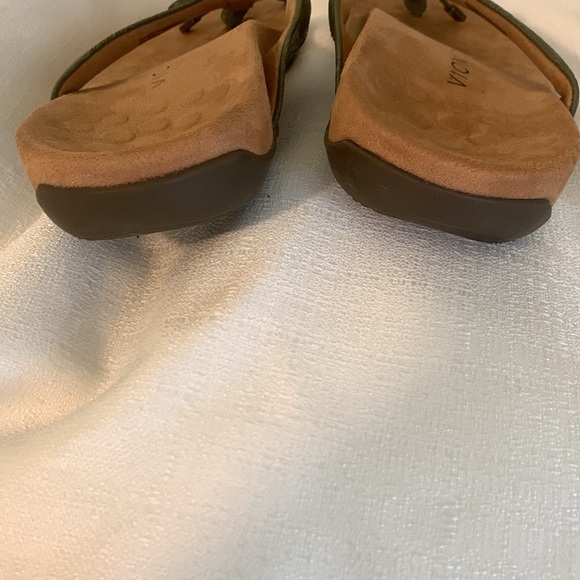 Vionic Bella Green Sandals - Picture 8 of 10